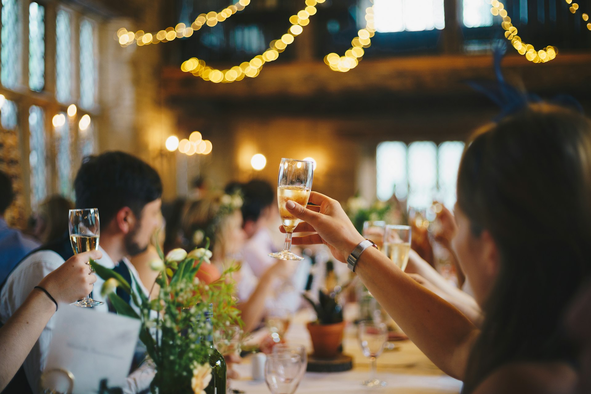 personnes levant un verre de vin en photographie sélective